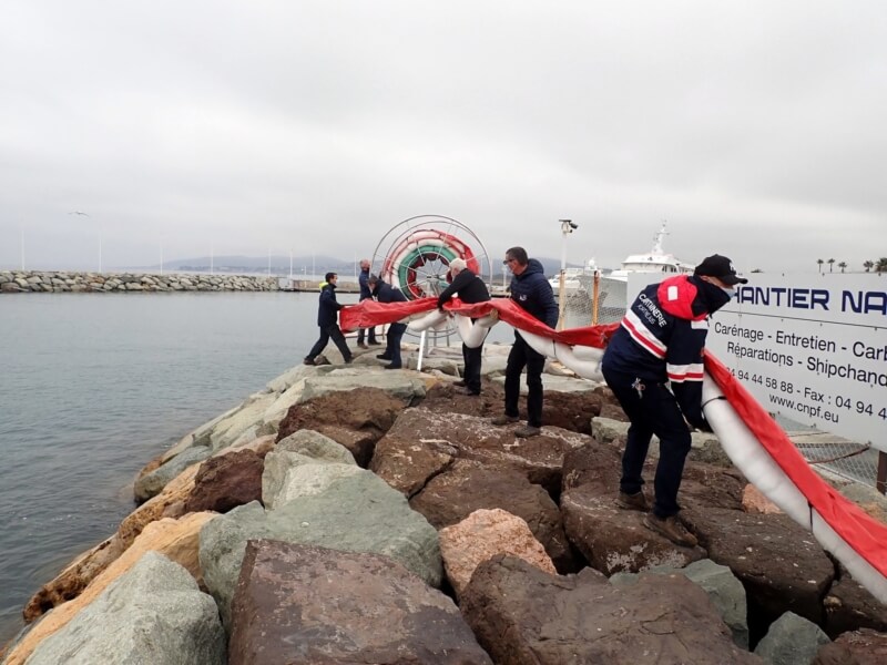 Mise en place du barrage anti-pollution